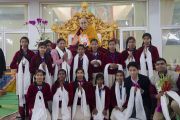 Его Святейшество Далай-лама фотографируется с группой школьников, прочитавших Сутру сердца на санскрите в начале первого дня учений по «Сутре Колеса Учения» и Сутре «Ростки риса». Бодхгая, штат Бихар, Индия. 5 января 2018 г. Фото: Лобсанг Церинг.