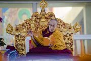 Его Святейшество Далай-лама читает текст во время первого дня учений по «Сутре Колеса Учения» и «Сутре рисового ростка». Бодхгая, штат Бихар, Индия. 5 января 2018 г. Фото: Лобсанг Церинг.