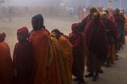 Монахи-индийцы выстроились в очередь, чтобы пройти на учения Его Святейшества Далай-ламы, организованные на месте, где традиционно проводится посвящение Калачакры. Бодхгая, штат Бихар, Индия. 5 января 2018 г. Фото: Лобсанг Церинг.