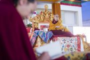Его Святейшество Далай-лама дает комментарии к тексту в ходе первого дня учений по «Сутре Колеса Учения» и сутре «Ростки риса». Бодхгая, штат Бихар, Индия. 5 января 2018 г. Фото: Лобсанг Церинг.
