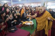 Его Святейшество Далай-лама приветствует верующих в начале первого дня учений по «Сутре Колеса Учения» и сутре «Ростки риса», на которые собралось более 50 000 человек. Бодхгая, штат Бихар, Индия. 5 января 2018 г. Фото: Лобсанг Церинг.