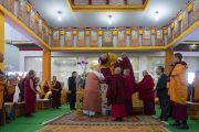 Его Святейшество Далай-лама занимает свое место на троне в начале первого дня учений по «Сутре Колеса Учения» и «Сутре рисового ростка». Бодхгая, штат Бихар, Индия. 5 января 2018 г. Фото: Лобсанг Церинг.