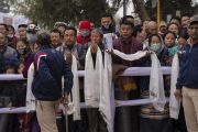 Верующие выстроились вдоль дороги, чтобы выразить почтение Его Святейшеству Далай-ламе, прибывающему на место проведения посвящений Калачакры. Бодхгая, штат Бихар, Индия. 6 января 2018 г. Фото: Лобсанг Церинг.