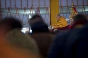 Его Святейшество Далай-лама читает текст во время второго дня учений по «Сутре Колеса Учения» и сутре «Ростки риса». Бодхгая, штат Бихар, Индия. 6 января 2018 г. Фото: Лобсанг Церинг.