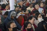 Слушатели во время второго дня учений Его Святейшества Далай-ламы по «Сутре Колеса Учения» и сутре «Ростки риса». Бодхгая, штат Бихар, Индия. 6 января 2018 г. Фото: Лобсанг Церинг.