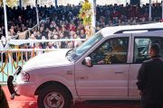 Его Святейшество Далай-лама прощается с верующими по завершении второго дня учений по «Сутре Колеса Учения» и сутре «Ростки риса». Бодхгая, штат Бихар, Индия. 6 января 2018 г. Фото: Лобсанг Церинг.