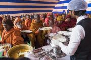 Индийские буддисты во время обеда, организованного Доверительным фондом Его Святейшества Далай-ламы по завершении второго дня учений по «Сутре Колеса Учения» и сутре «Ростки риса». Бодхгая, штат Бихар, Индия. 6 января 2018 г. Фото: Лобсанг Церинг.