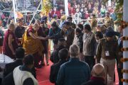 По прибытии на площадку для проведения учений «Калачакра Майдан» Его Святейшество Далай-лама приветствует сотрудников службы безопасности. Бодхгая, штат Бихар, Индия. 7 января 2018 г. Фото: Лобсанг Церинг.