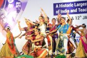 Танцовщицы исполняют классический танец в начале церемонии открытия Второго национального конгресса учителей. Пуна, штат Махараштра, Индия. 10 января 2018 г. Фото: Лобсанг Церинг.