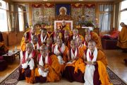 Его Святейшество Далай-лама фотографируется с монахами, принявшими полные монашеские обеты, по завершении церемонии в тибетском храме. Бодхгая, штат Бихар, Индия. 12 января 2018 г. Фото: дост. Тензин Джампель.