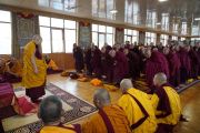 Его Святейшество Далай-лама приветствует монахов, собравшихся в тибетском храме, чтобы принять полные монашеские обеты. Бодхгая, штат Бихар, Индия. 12 января 2018 г. Фото: дост. Тензин Джампель.