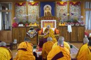 Его Святейшество Далай-лама и старшие монахи проводят молебен перед началом церемонии дарования полных монашеских обетов в тибетском храме. Бодхгая, штат Бихар, Индия. 12 января 2018 г. Фото: дост. Тензин Джампель.