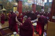 Его Святейшество Далай-лама благодарит настоятелей и учителей школы гелуг по завершении встречи, прошедшей в тибетском храме. Бодхгая, штат Бихар, Индия. 13 января 2018 г. Фото: Тензин Чойджор.