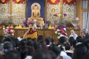 Его Святейшество Далай-лама беседует с буддистами из Вьетнама в новом зале собраний тибетского храма. Бодхгая, штат Бихар, Индия. 13 января 2018 г. Фото: Тензин Чойджор.