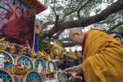 Его Святейшество Далай-лама возжигает масляную лампаду у изображения  кхенпо Джигме Пхунцока, прославленного ламы школы ньингма, который был сердцем процветающего буддийского сообщества в Ларунг Гаре в Тибете. Бодхгая, штат Бихар, Индия. 13 января 2018 г. Фото: Тензин Чойджор.