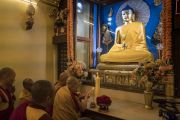 Его Святейшество Далай-лама зажигает свечу и благовония у статуи Будды в храме Махабодхи. Бодхгая, штат Бихар, Индия. 13 января 2018 г. Фото: Тензин Чойджор.