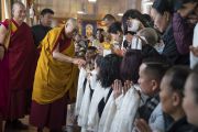 Его Святейшество Далай-лама приветствует своих почитателей, собравшихся утром в тибетском храме. Бодхгая, штат Бихар, Индия. 13 января 2018 г. Фото: Тензин Чойджор.