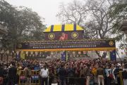 Верующие собрались у входа в храм Махабодхи, ожидая прибытия Его Святейшества Далай-ламы. Бодхгая, штат Бихар, Индия. 13 января 2018 г. Фото: Тензин Чойджор.