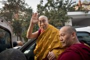 Его Святейшество Далай-лама приветствует своих почитателей перед тем, как направиться из тибетского храма на площадку для проведения учений «Калачакра Майдан». Бодхгая, штат Бихар, Индия. 15 января 2018 г. Фото: Мануэль Бауэр.