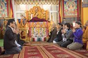 Группа буддистов из Японии поет «Сутру сердца» на японском языке в начале второго дня учений Его Святейшества Далай-ламы. Бодхгая, штат Бихар, Индия. 15 января 2018 г. Фото: Мануэль Бауэр.