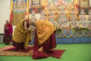 Прибыв в начале второго дня учений в павильон Калачакры, Его Святейшество Далай-лама приветствует одного из старших монахов перед тем, как провести подготовительные церемонии для посвящения Авалокитешвары. Бодхгая, штат Бихар, Индия. 15 января 2018 г. Фото: Мануэль Бауэр.