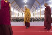 Перед тем как занять свое место на троне, Его Святейшество Далай-лама приветствует более 30 000 верующих, собравшихся на учения. Бодхгая, штат Бихар, Индия. 15 января 2018 г. Фото: Мануэль Бауэр.