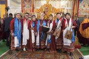 Его Святейшество Далай-лама фотографируется с монгольскими музыкантами, которым по завершении выступления он преподнес традиционные белые шарфы-хадаки. Бодхгая, штат Бихар, Индия. 16 января 2018 г. Фото: Мануэль Бауэр.