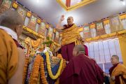 Перед тем как занять свое место на троне, Его Святейшество Далай-лама приветствует верующих. Бодхгая, штат Бихар, Индия. 16 января 2018 г. Фото: Мануэль Бауэр.