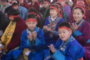 Семья буддистов из Монголии среди более 30 000 верующих во время посвящения Авалокитешвары, даруемого Его Святейшеством Далай-ламой. Бодхгая, штат Бихар, Индия. 16 января 2018 г. Фото: Мануэль Бауэр.