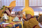 Настоятель монастыря Намгьял Тхомтог Ринпоче совершает ритуальные подношения во время молебна о долгой жизни Его Святейшества Далай-ламы. Бодхгая, штат Бихар, Индия. 16 января 2018 г. Фото: Мануэль Бауэр.