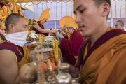 Монахи совершают ритуальные подношения во время молебна о долгой жизни Его Святейшества Далай-ламы. Бодхгая, штат Бихар, Индия. 16 января 2018 г. Фото: Мануэль Бауэр.