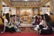Группа вьетнамских монахов и мирян поет «Сутру сердца» на вьетнамском языке перед началом учений Его Святейшества Далай-ламы. Бодхгая, штат Бихар, Индия. 16 января 2018 г. Фото: Мануэль Бауэр.