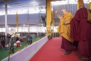 Перед тем как покинуть павильон Калачакры по завершении заключительного дня учений, Его Святейшество Далай-лама машет верующим рукой на прощание. Бодхгая, штат Бихар, Индия. 16 января 2018 г. Фото: Мануэль Бауэр.