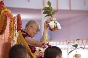 Его Святейшество Далай-лама держит в руке ритуальный сосуд во время посвящения Авалокитешвары. Бодхгая, штат Бихар, Индия. 16 января 2018 г. Фото: Мануэль Бауэр.