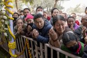 Верующие собрались у тибетского храма, в надежде хоть мельком увидеть Его Святейшество Далай-ламу, возвращающегося по завершении учений. Бодхгая, штат Бихар, Индия. 16 января 2018 г. Фото: Мануэль Бауэр.