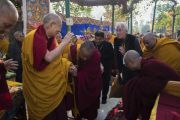 По завершении молебна у ступы Махабодхи Его Святейшество Далай-лама приветствует своего давнего друга Ричарда Гира. Бодхгая, штат Бихар, Индия. 17 января 2018 г. Фото: Тензин Чойджор.