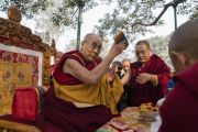 Его Святейшество Далай-лама держит символические изображения просветленных тела, речи и ума в начале молебна у ступы Махабодхи. Бодхгая, штат Бихар, Индия. 17 января 2018 г. Фото: Тензин Чойджор.