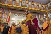 Перед тем как занять свое место на троне, Его Святейшество Далай-лама машет верующим рукой. Бодхгая, штат Бихар, Индия. 18 января 2018 г. Фото: Мануэль Бауэр.