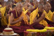 Мастера ритуального пения читают молитвенные строфы, в то время как Его Святейшество Далай-лама проводит предварительные церемонии для дарования посвящений. Бодхгая, штат Бихар, Индия. 18 января 2018 г. Фото: Мануэль Бауэр.