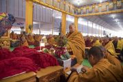 Его Святейшество Далай-лама проводит предварительные церемонии для дарования посвящений. Бодхгая, штат Бихар, Индия. 18 января 2018 г. Фото: Мануэль Бауэр.