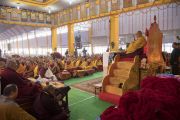 Его Святейшество Далай-лама во время предварительных ритуалов, необходимых для дарования посвящений. Бодхгая, штат Бихар, Индия. 18 января 2018 г. Фото: Мануэль Бауэр.