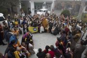 Его Святейшество Далай-лама встречается с группами калмыцких и тибетских паломников перед тем, как направиться из тибетского храма на площадку для проведения учений «Калачакра Майдан», чтобы провести подготовительные ритуалы для посвящений. Бодхгая, штат Бихар, Индия. 18 января 2018 г. Фото: Мануэль Бауэр.