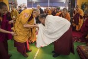 Его Святейшество Далай-лама приветствует Восера Ринпоче, поднявшись на сцену павильона Калачакры перед началом посвящения Ямантаки 13-ти божеств. Бодхгая, штат Бихар, Индия. 19 января 2018 г. Фото: Мануэль Бауэр.