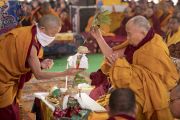 Его Святейшество Далай-лама проводит предварительные церемонии для посвящения Ямантаки 13-ти божеств. Бодхгая, штат Бихар, Индия. 19 января 2018 г. Фото: Мануэль Бауэр.