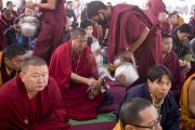 Волонтеры угощают верующих молочным чаем, в то время как Его Святейшество Далай-лама проводит предварительные церемонии для посвящения Ямантаки 13-ти божеств. Бодхгая, штат Бихар, Индия. 19 января 2018 г. Фото: Мануэль Бауэр.