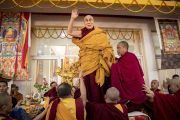 Занимая свое место на троне перед началом посвящения Ямантаки 13-ти божеств, Его Святейшество Далай-лама машет верующим рукой. Бодхгая, штат Бихар, Индия. 19 января 2018 г. Фото: Мануэль Бауэр.