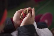 Одна из верующих держит в руках молитвенные четки во время предварительных ритуалов для посвящения Ямантаки 13-ти божеств. Бодхгая, штат Бихар, Индия. 19 января 2018 г. Фото: Мануэль Бауэр.