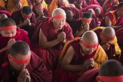 Монахи в красных ритуальных повязках слушают наставления Его Святейшества Далай-ламы во время посвящения Ямантаки 13-ти божеств. Бодхгая, штат Бихар, Индия. 19 января 2018 г. Фото: Мануэль Бауэр.
