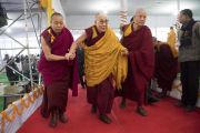 Его Святейшество Далай-лама прибывает в павильон Калачакры, чтобы даровать посвящение Ямантаки 13-ти божеств. Бодхгая, штат Бихар, Индия. 19 января 2018 г. Фото: Мануэль Бауэр.