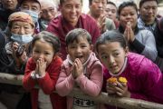 Верующие собрались у тибетского храма, в надежде хоть мельком увидеть Его Святейшество Далай-ламу, возвращающегося по завершении посвящения Ямантаки 13-ти божеств. Бодхгая, штат Бихар, Индия. 19 января 2018 г. Фото: Мануэль Бауэр.